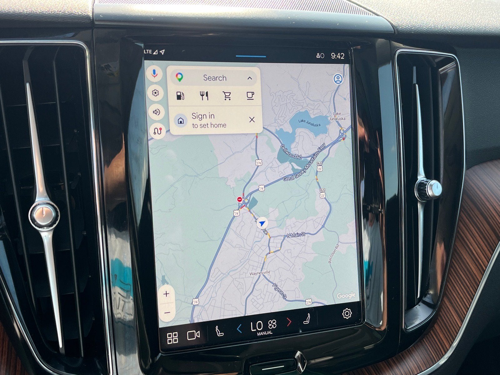2024 Volvo XC60 Plus Dark Theme