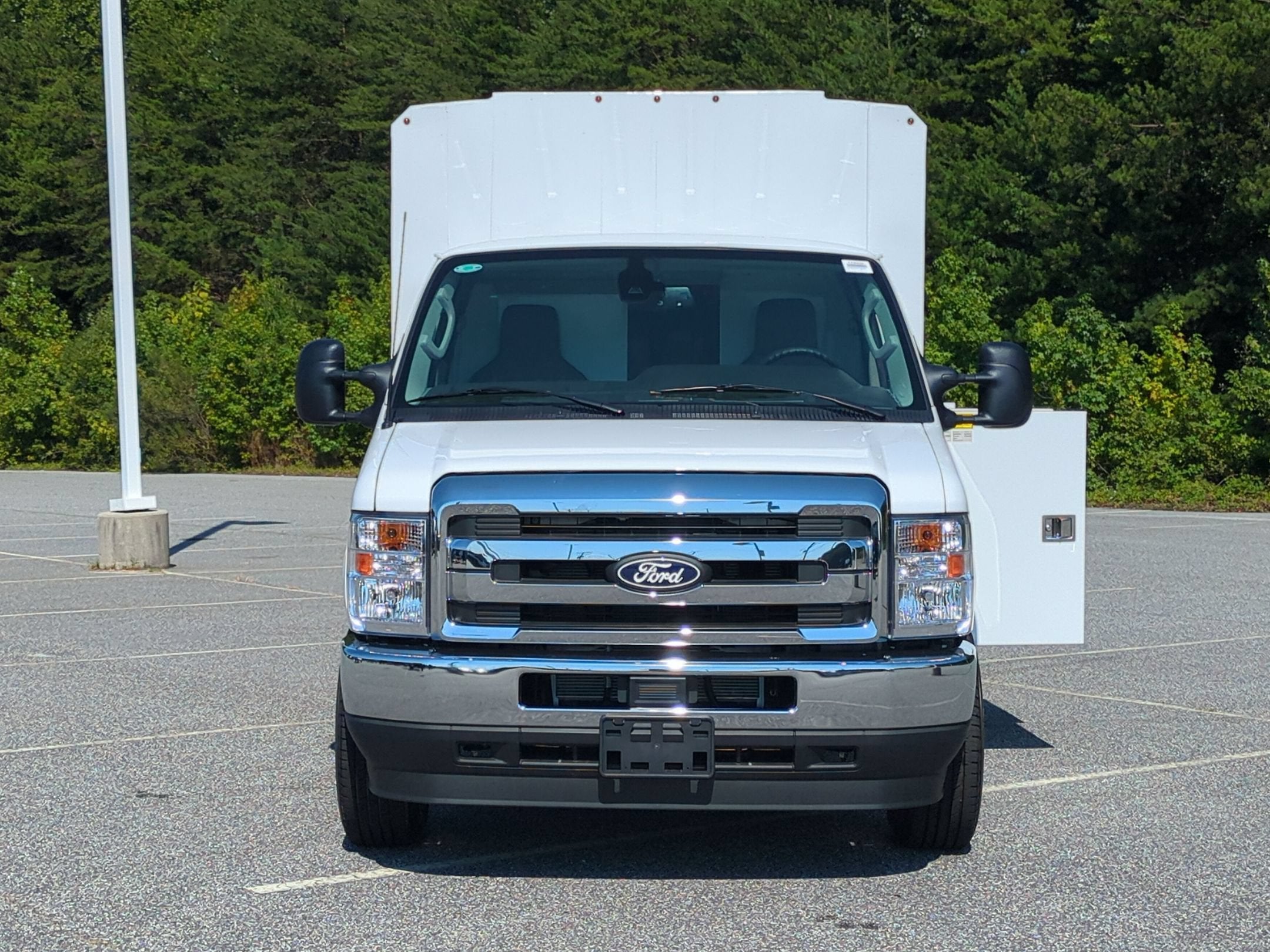2027 Ford E-Series Cutaway Base