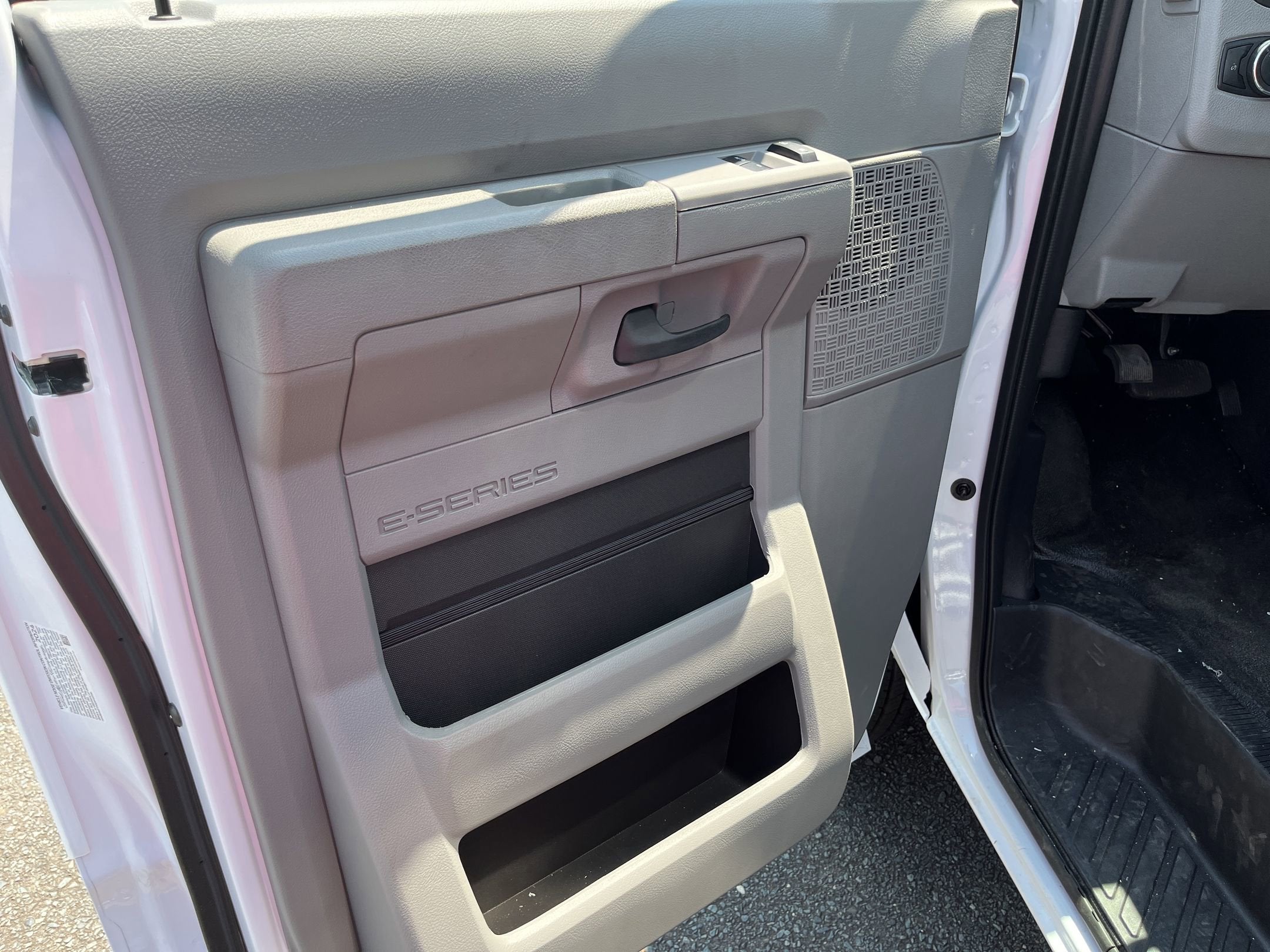 2025 Ford E-Series Cutaway Base 12ft Box