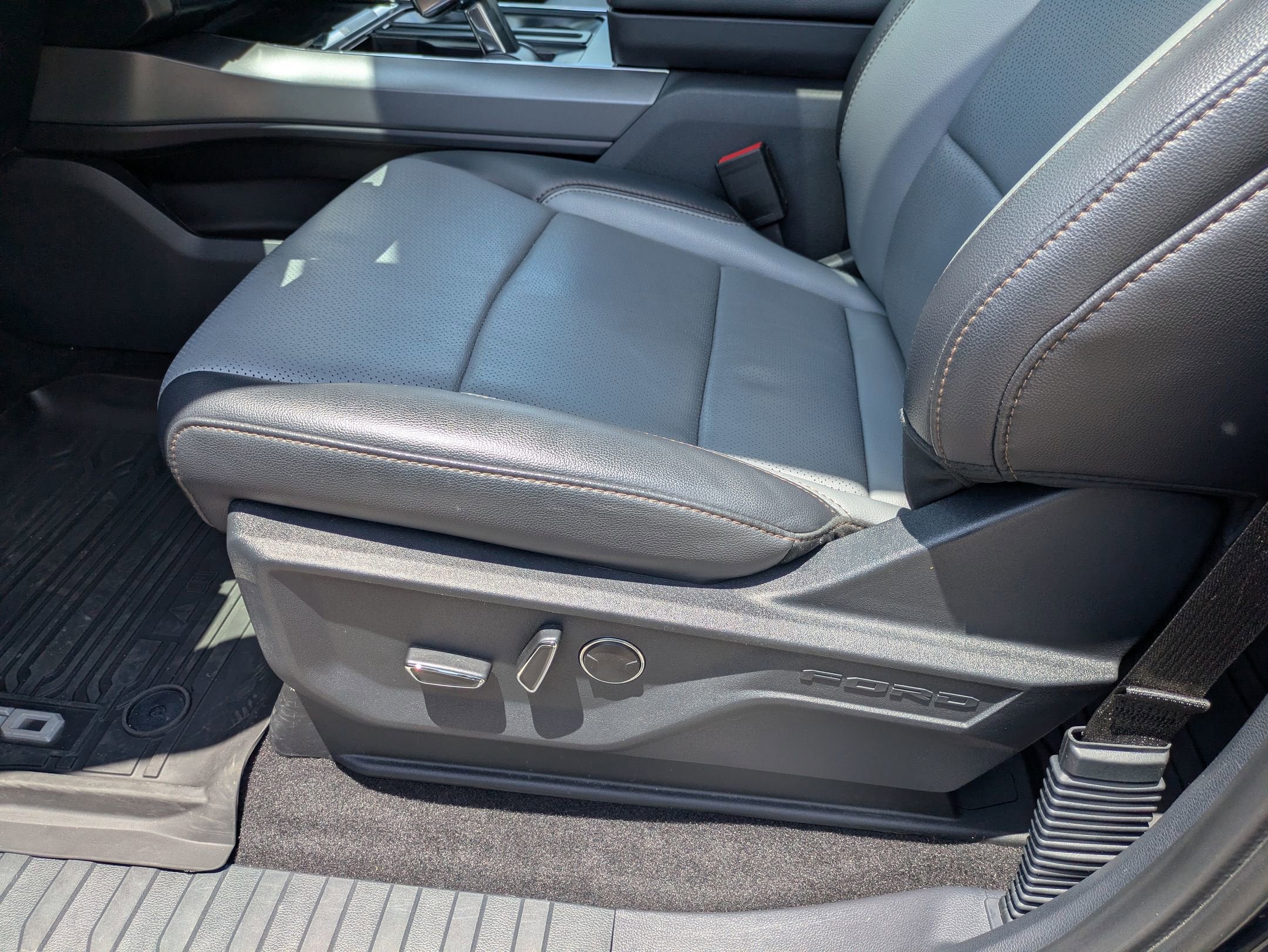 2025 Ford F-150 Lightning LARIAT