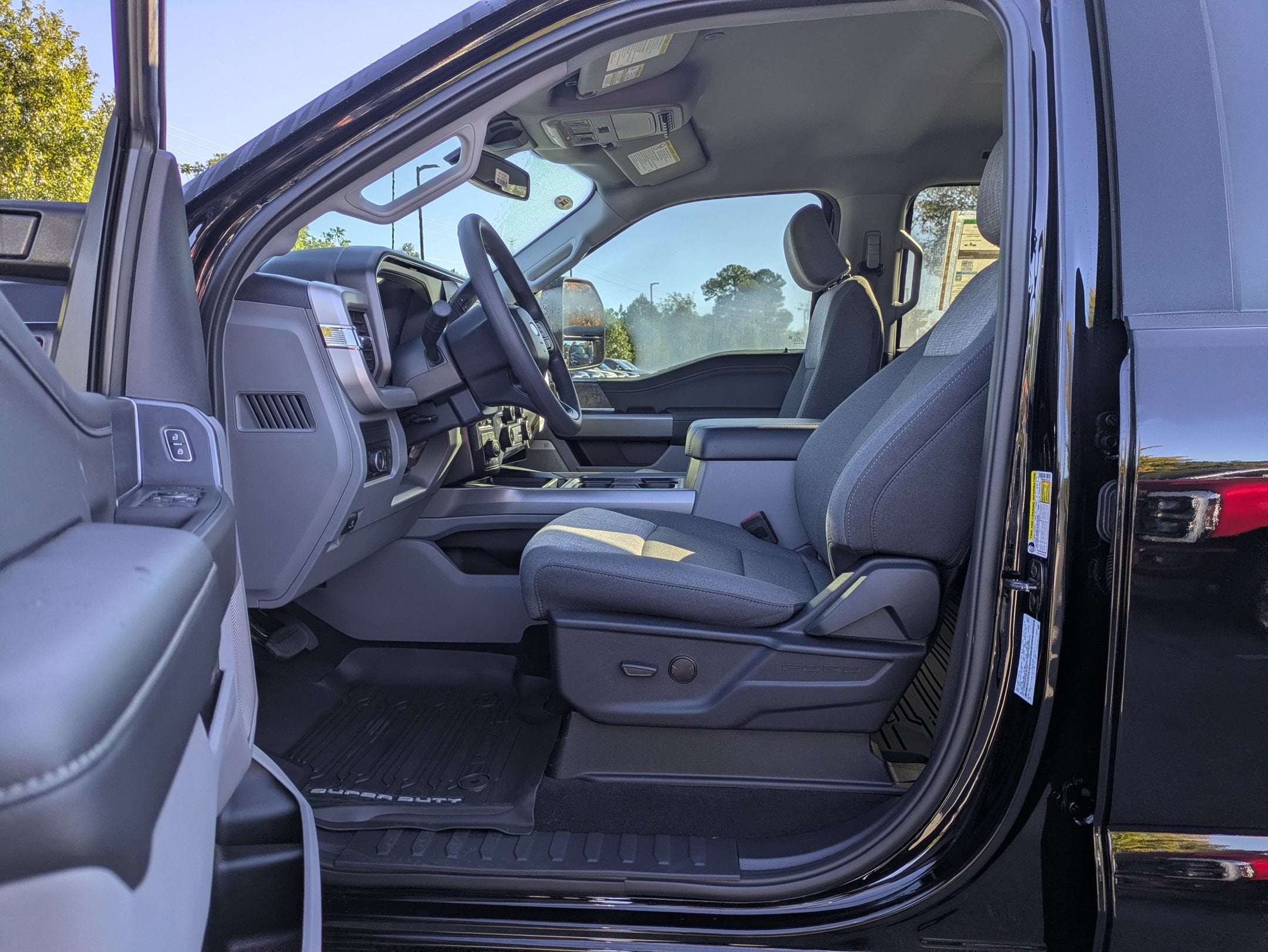 2027 Ford Super Duty F-350 SRW XLT