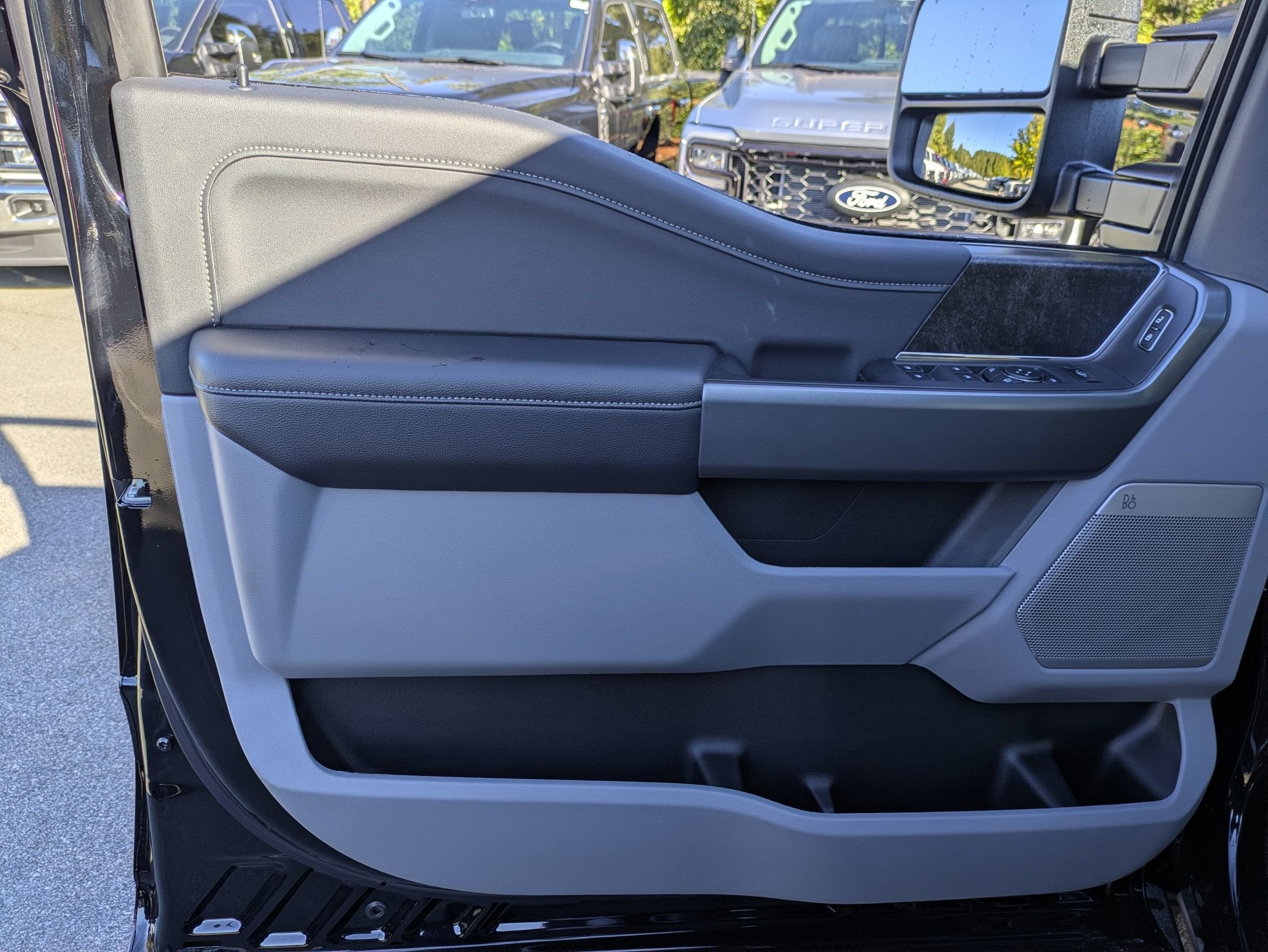 2027 Ford Super Duty F-350 SRW XLT