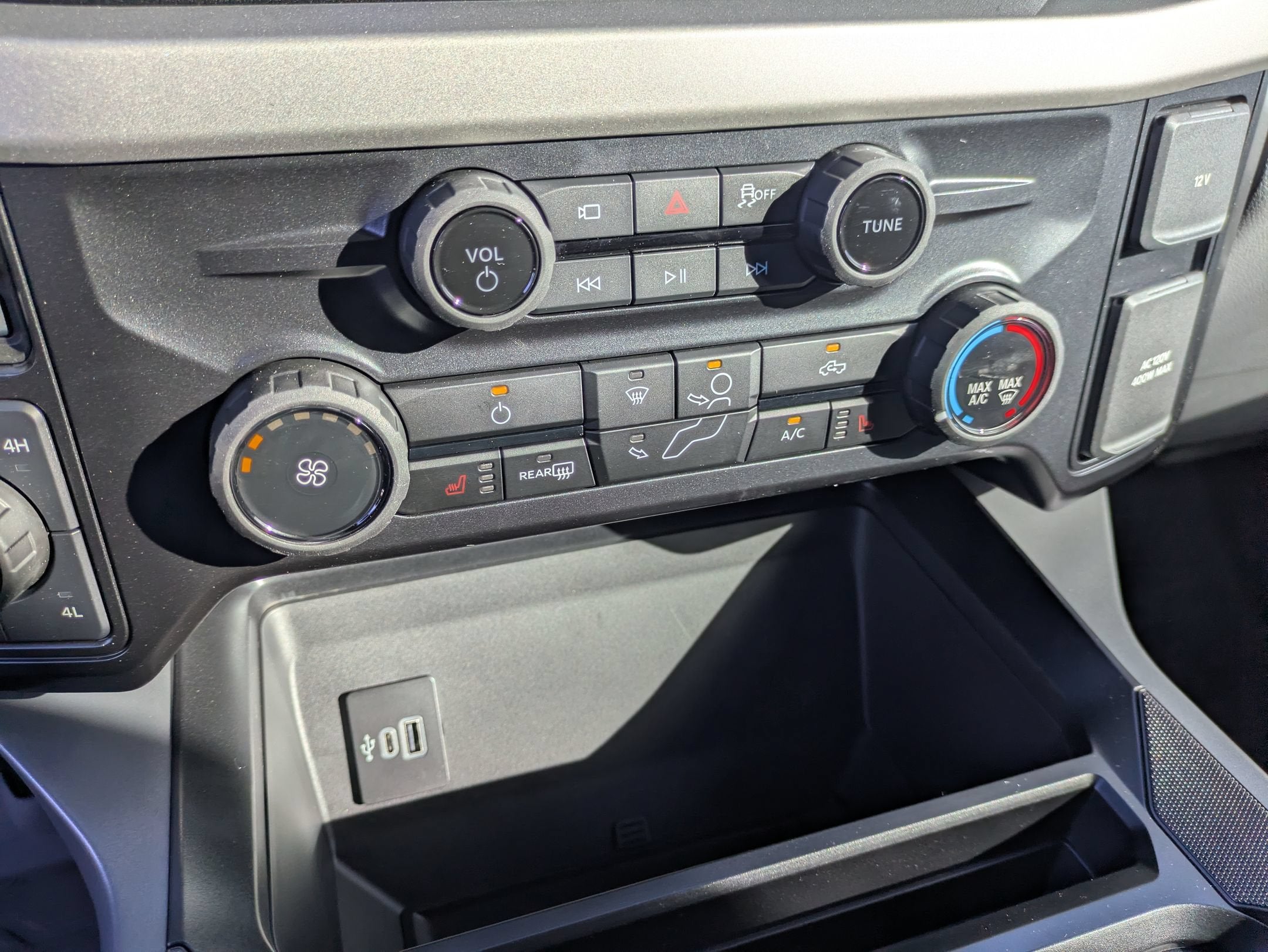 2027 Ford Super Duty F-350 SRW XLT