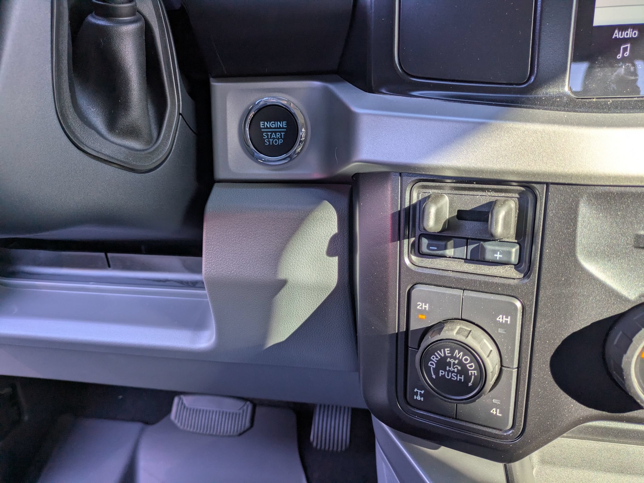 2027 Ford Super Duty F-350 SRW XLT