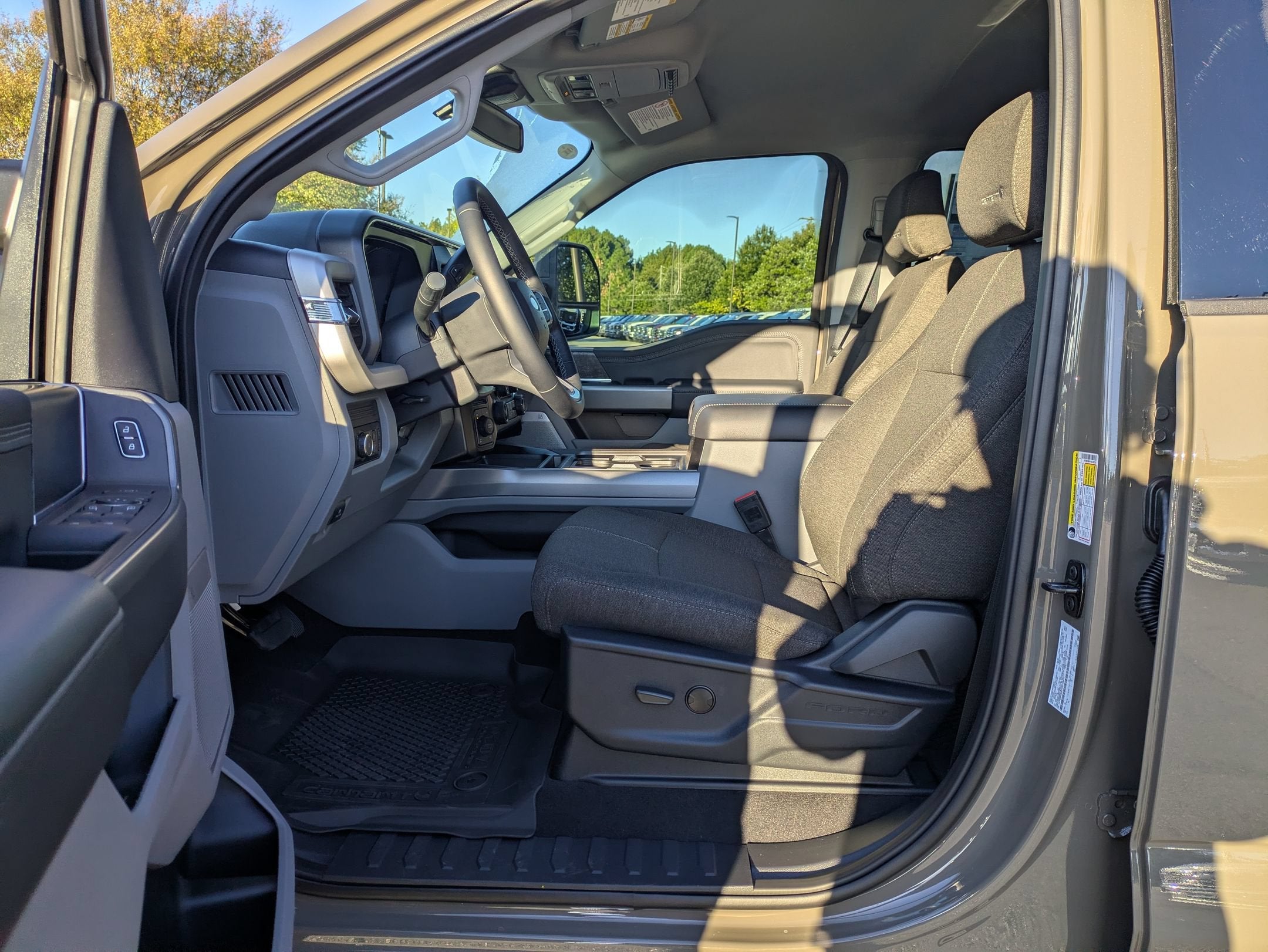 2027 Ford Super Duty F-350 SRW XLT