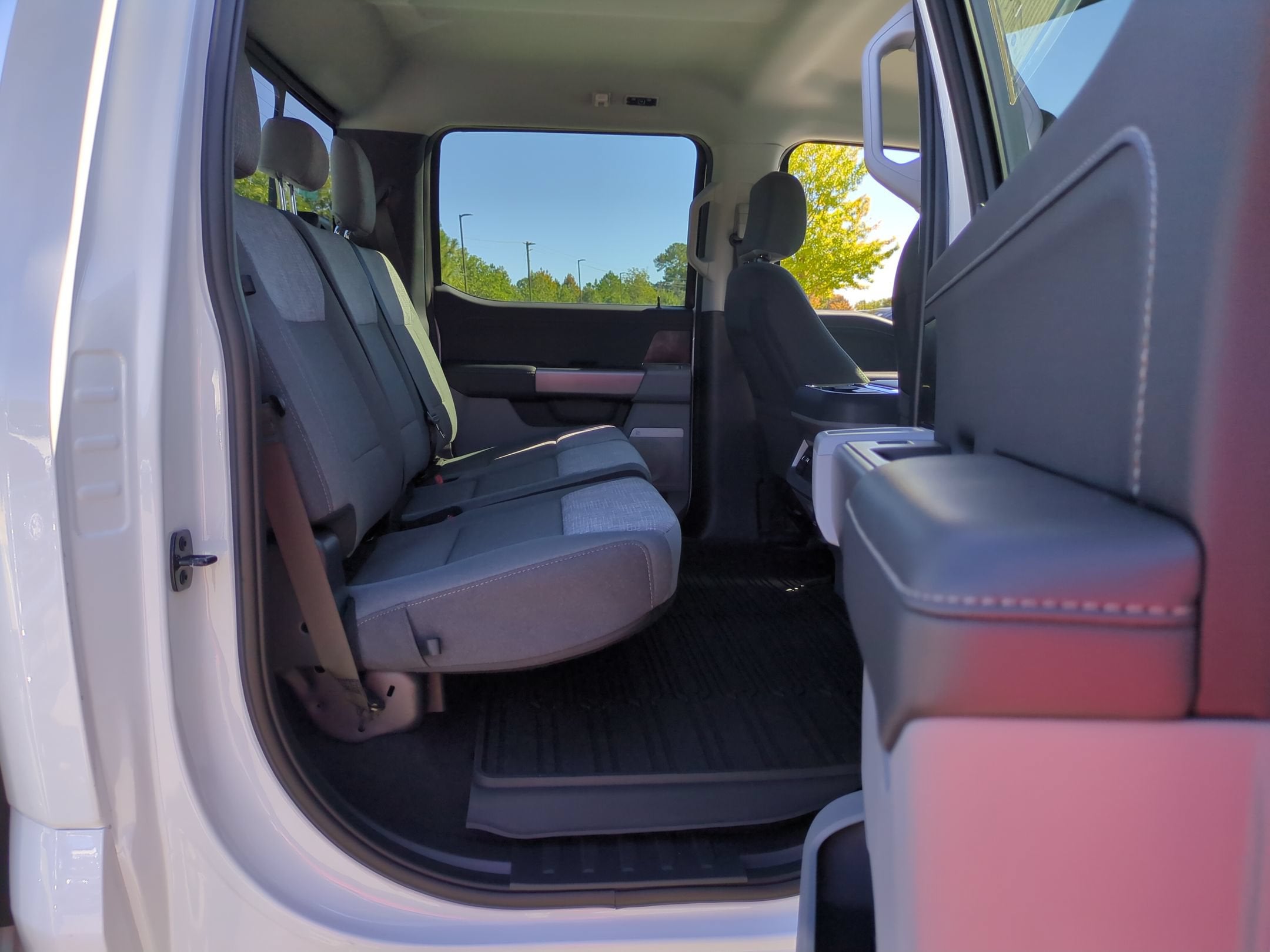 2027 Ford Super Duty F-350 SRW XLT