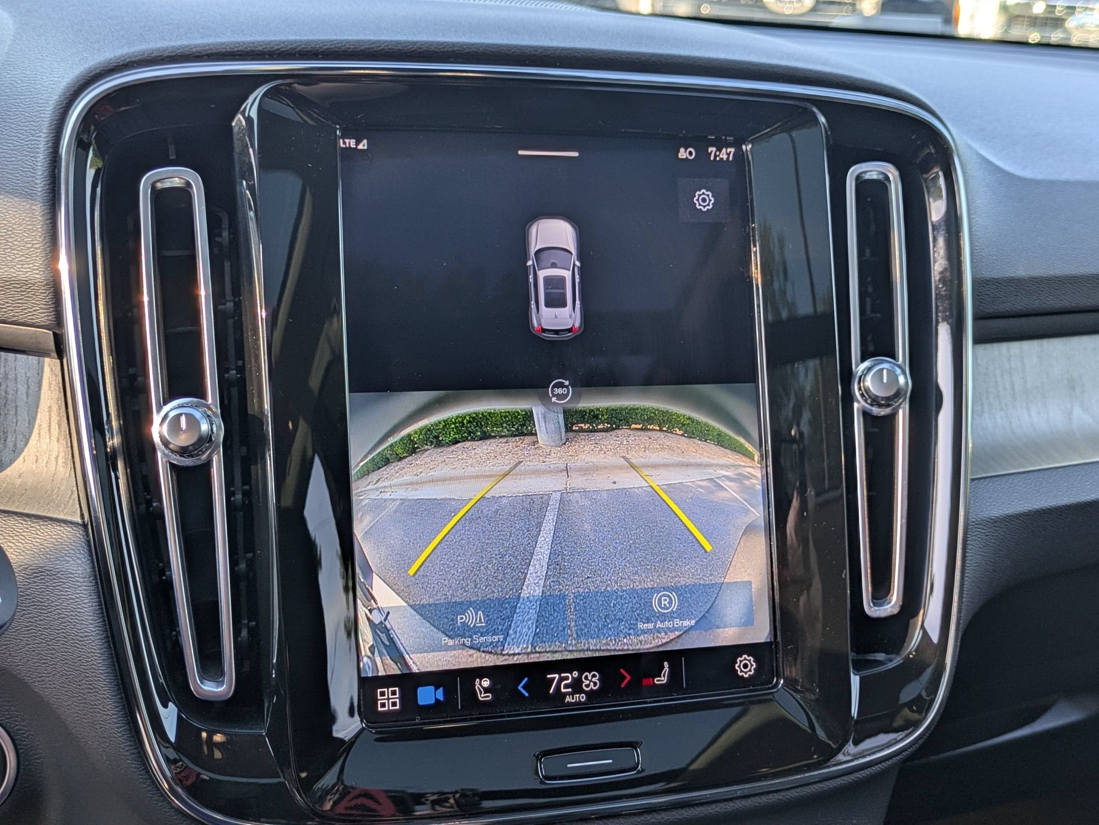 2023 Volvo XC40 Ultimate Dark Theme